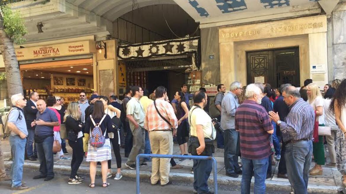 Αποκλεισμός του υπ.Οικονομικών από εργαζόμενους στις εφορίες