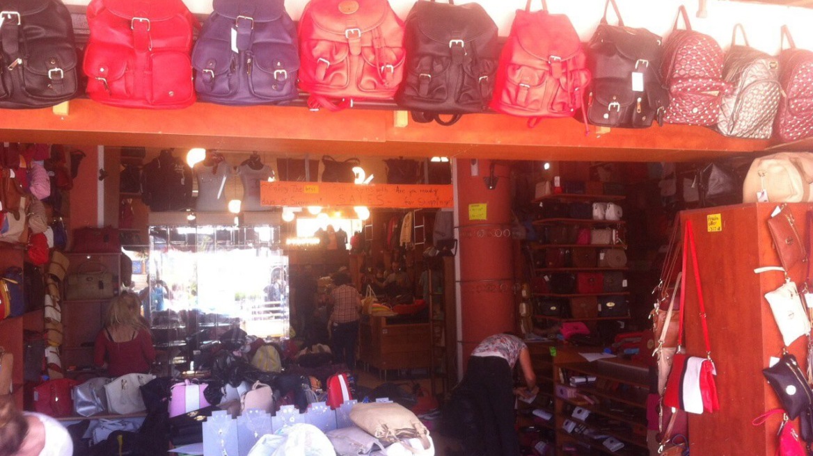 Προς καταστροφή 20.000 κινεζικά ρούχα και 6.200 τσάντες και πορτοφόλια