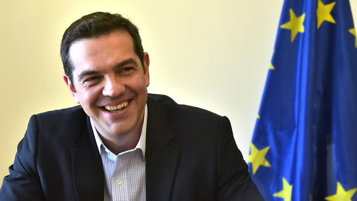 Ο Τσίπρας αστειεύεται με τη γραβάτα και το χρέος: «Το θέμα είναι να μην φύγω με φέσι»