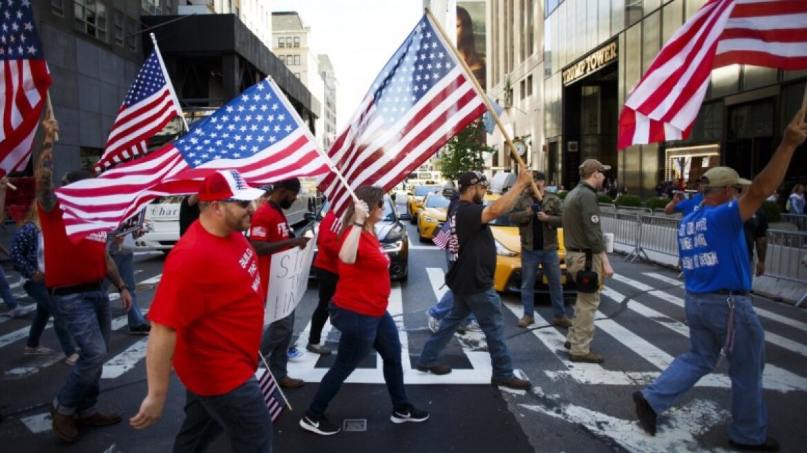 Διαδηλωτές εναντίον του Τραμπ: Απαιτούν να μάθουν την “αλήθεια” για τις σχέσεις του με τη Ρωσία