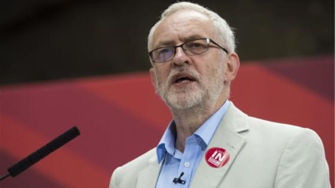 Kόρμπιν: Να παραιτηθεί η Τερέζα Μέι 