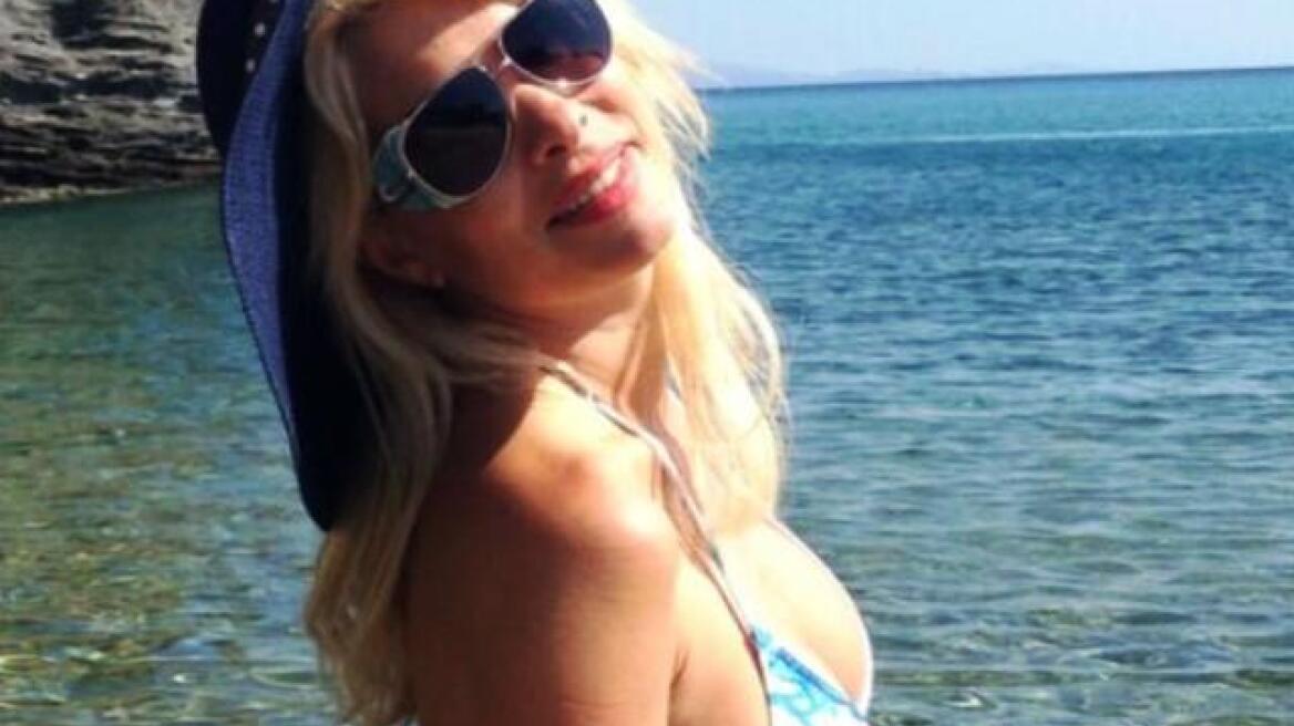 Η Ελένη Μενεγάκη με μπικίνι στην Άνδρο 