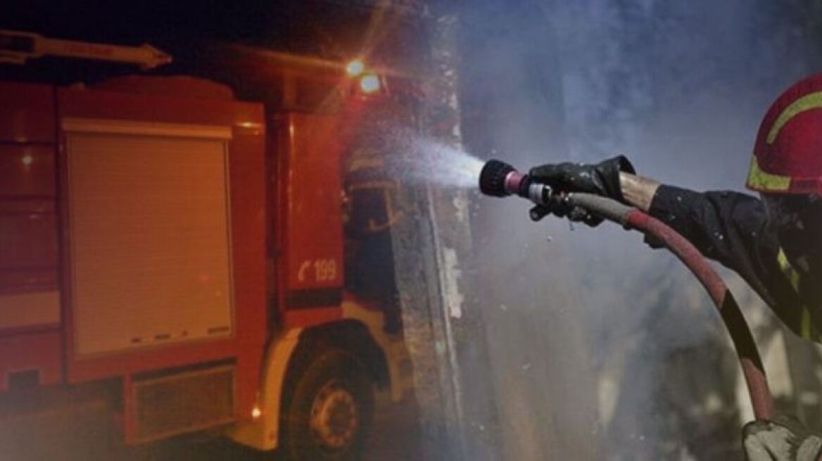 Ηράκλειο: Μεγάλη φωτιά σε αποθήκη στις Αρχάνες