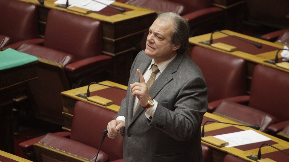 Βίντεο: Επεισοδιακή αποχώρηση Κατσίκη από Επιτροπή για τη ρατσιστική βία