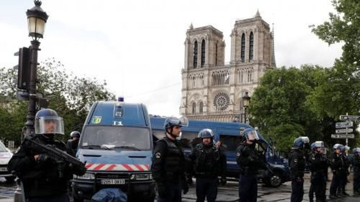 Η στιγμή της επίθεσης στην Παναγία των Παρισίων: Ο δράστης χτυπά αστυνομικό με σφυρί