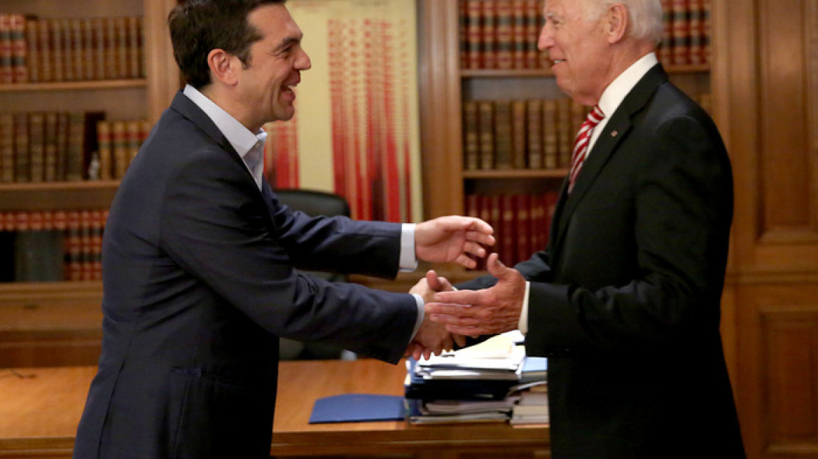 Μπάιντεν προς Τσίπρα: «Ήρθε η ώρα για την ελάφρυνση του χρέους»