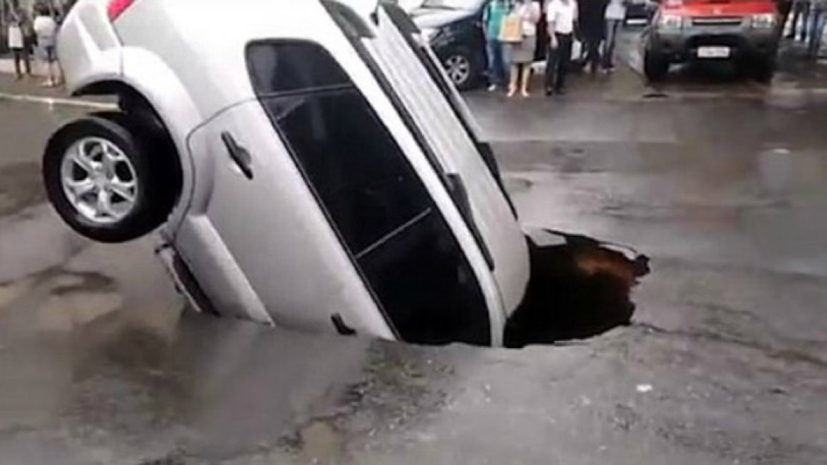 H στιγμή που αυτοκίνητο βυθίζεται σε λακούβα