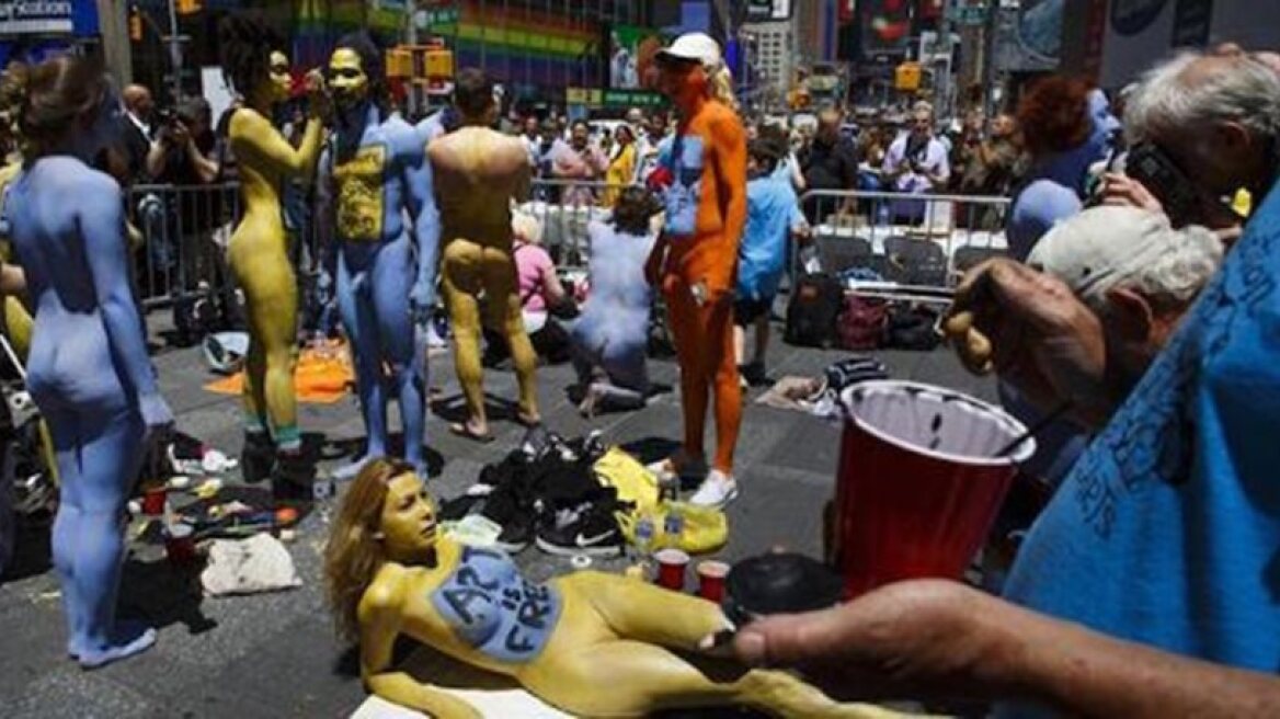Hundreds of nude people in New York Times Square to promote acceptance (video)