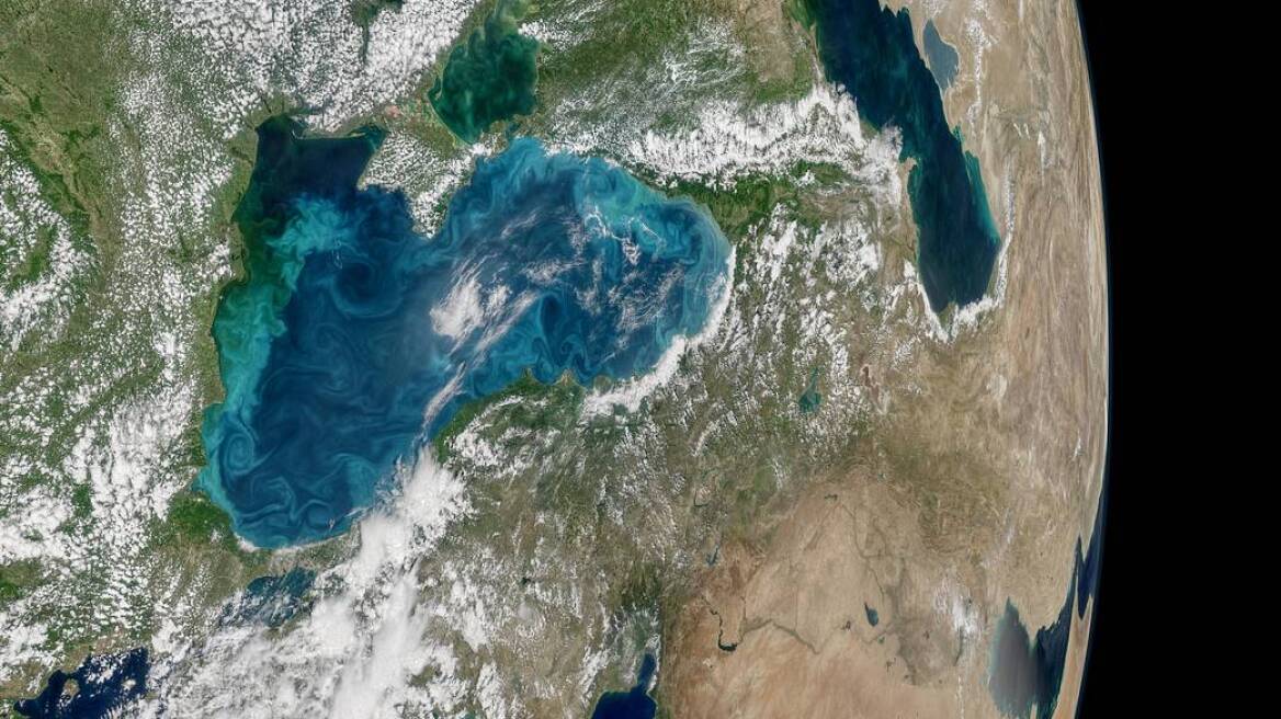 Εκπληκτική φωτό από το Διάστημα: Τιρκουάζ «ζωντανοί» στρόβιλοι στη Μαύρη Θάλασσα