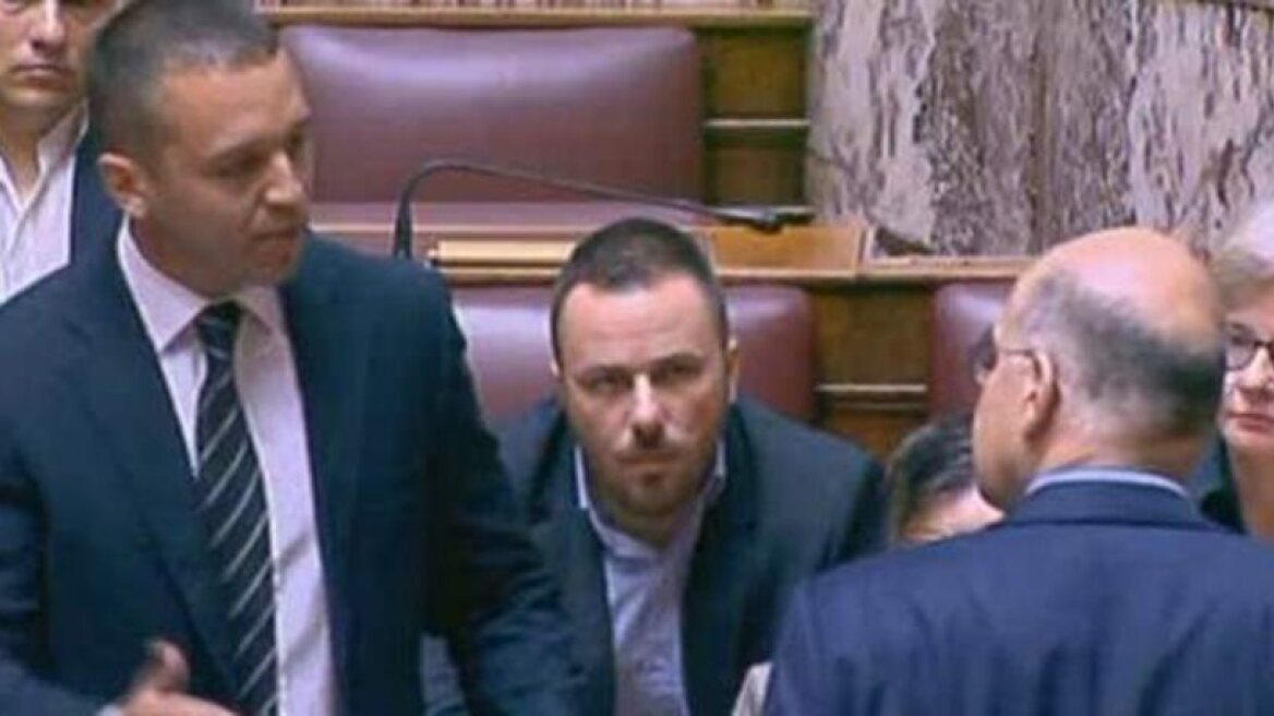 «Αποβολή» Κασιδιάρη από κοινοβουλευτικές εργασίες και περικοπή μισθού για το επεισόδιο σε βάρος του Δένδια