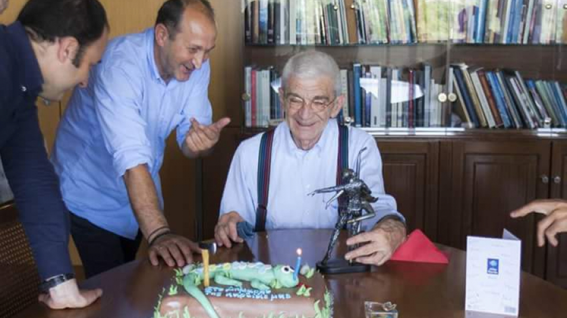 Με μια ...σαύρα γιόρτασε τα 75α του γενέθλια ο Γιάννης Μπουτάρης 