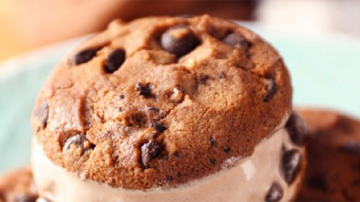 Σάντουιτς με παγωτό και κέικ σοκολάτας