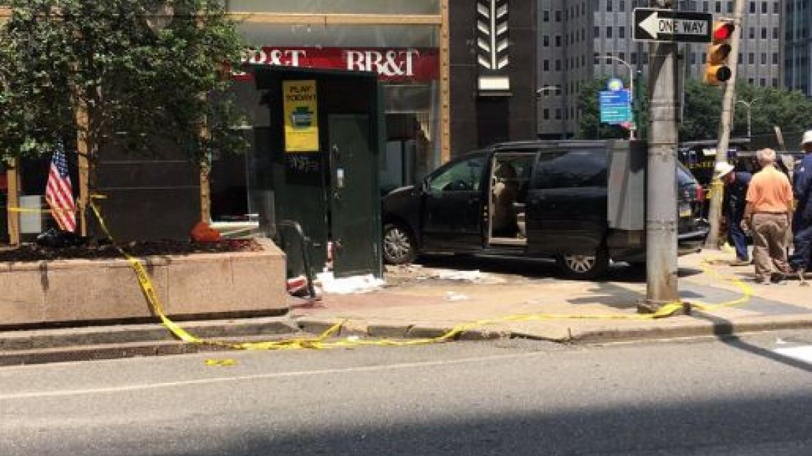 ΗΠΑ: Μίνι βαν έπεσε σε πεζούς στη Φιλαδέλφεια