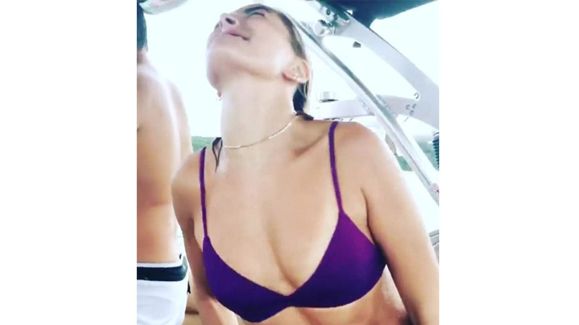 Ο... αγώνας της Hailey Baldwin με τη στολή κατάδυσης 