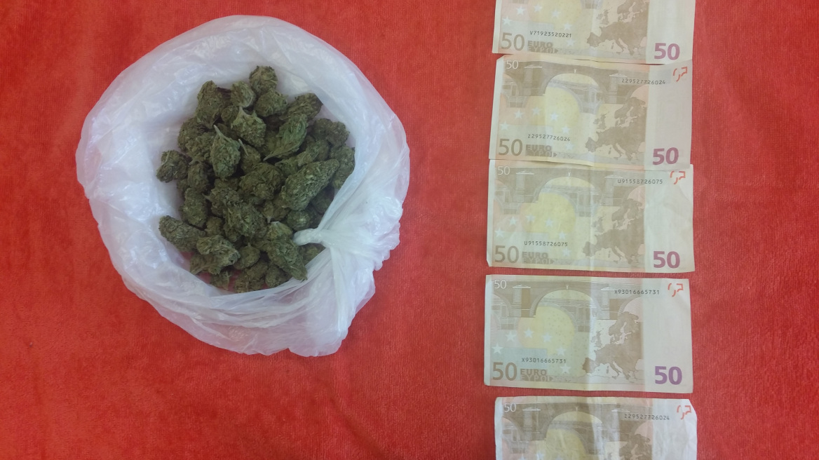 Μήλος: Με πλαστά ευρώ και χασίς συνελήφθη 24χρονος