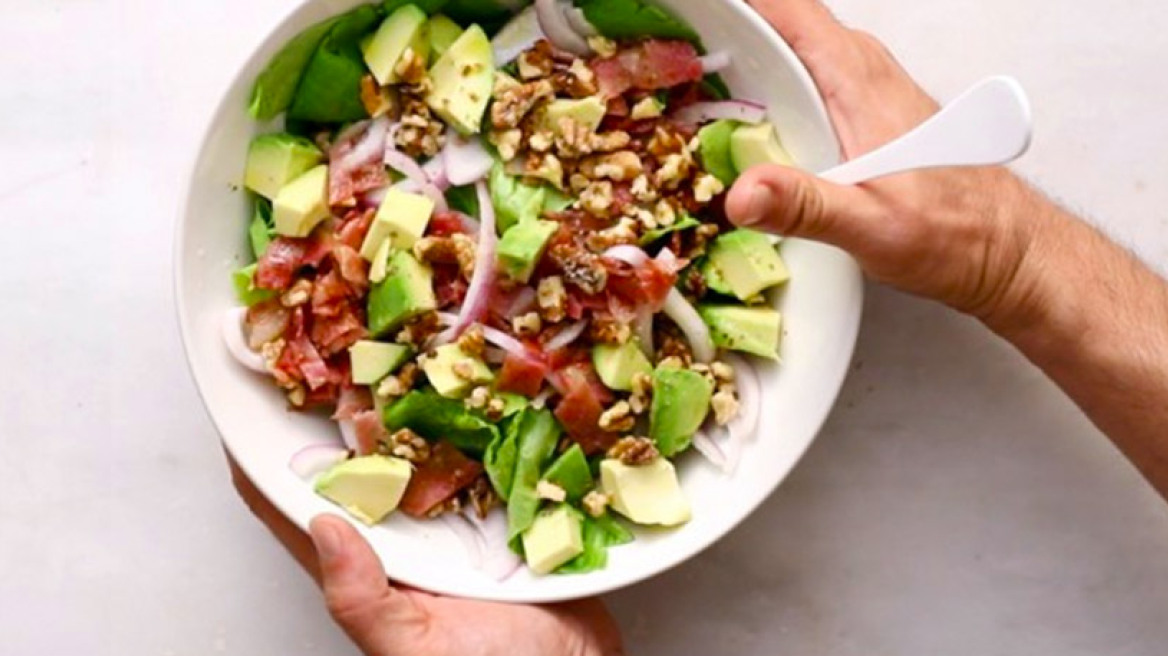 Σαλάτα με αβοκάντο και μπέικον