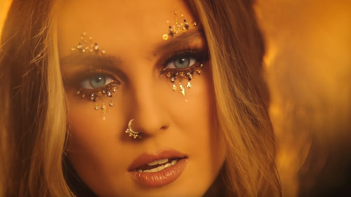 Κορίτσια για πολλούς ίππους! - Δείτε το videoclip