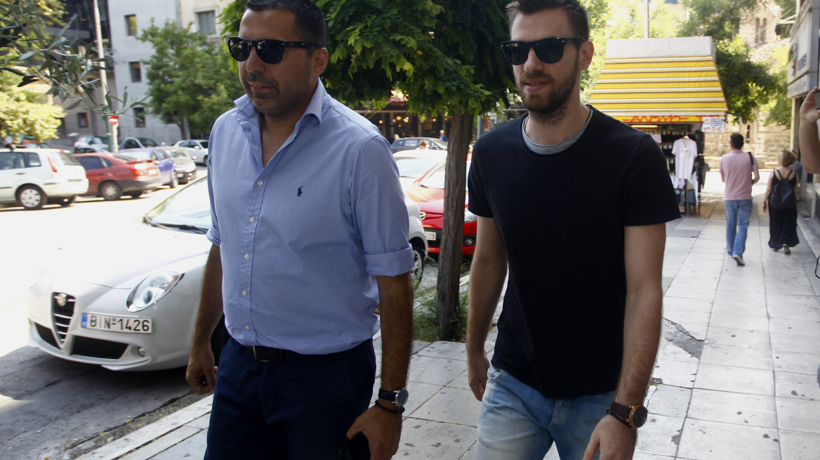 Βίντεο: Αυτήν την ώρα η συνάντηση Μάντζαρη-Ολυμπιακού