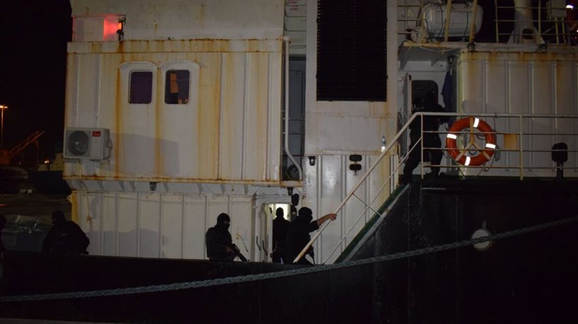  The Hellenic Coast Guard Special Forces confiscated a huge cargo of illegal cigarettes! (PHOTOS)