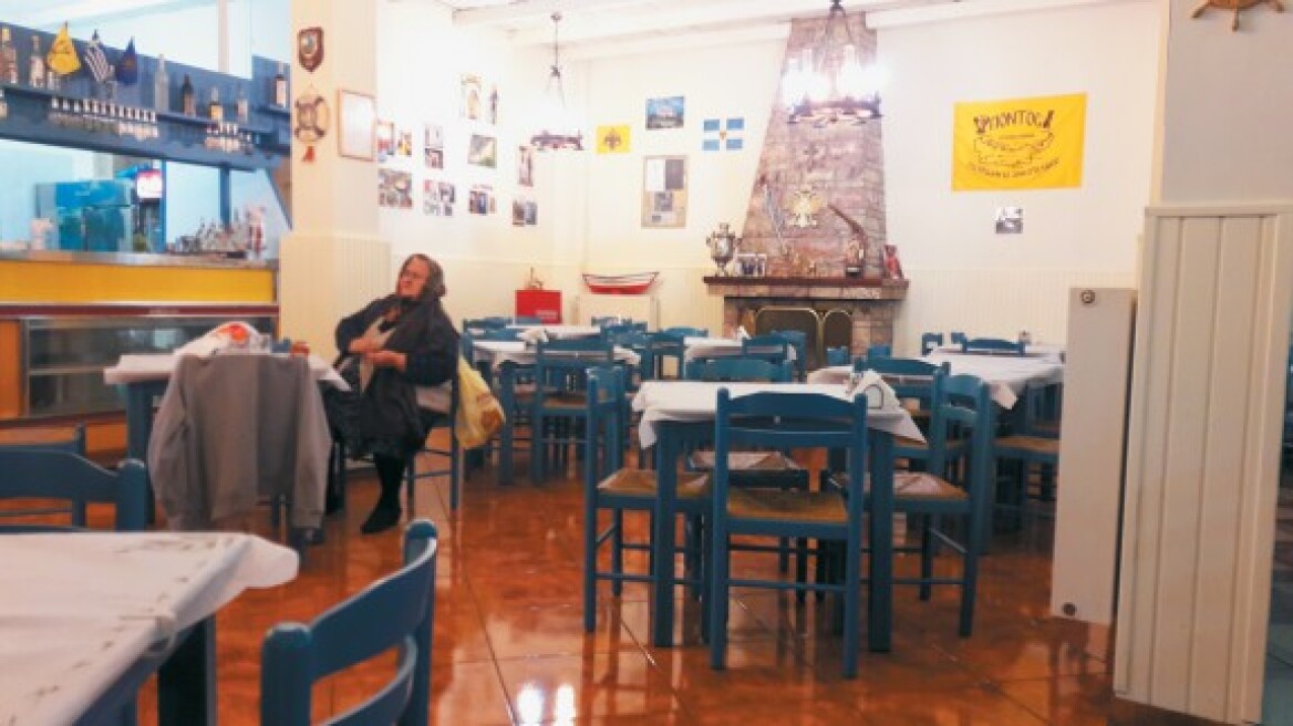 Η Γιαγιά-Ελισάβετ στην Καλλιθέα βαστάει γερά