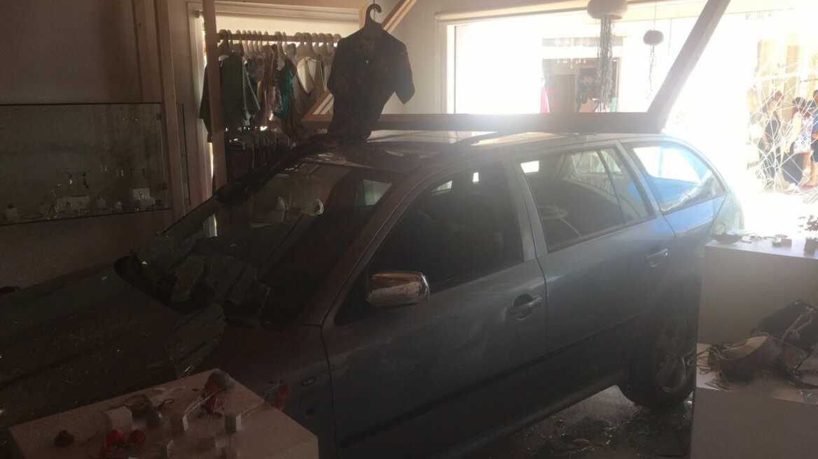 Φωτογραφίες: Αυτοκίνητο «εισέβαλε» σε κατάστημα στην Ιθάκη