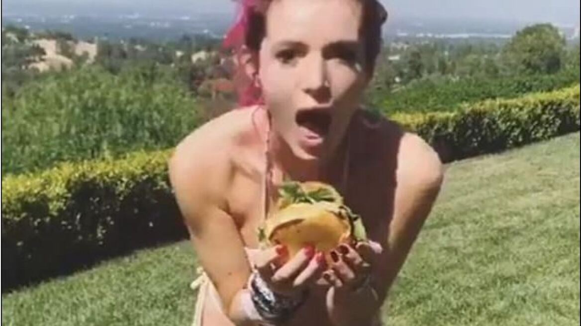 Η Bella Thorne με μικροσκοπικό μπικίνι στην αυλή του πρώην της 