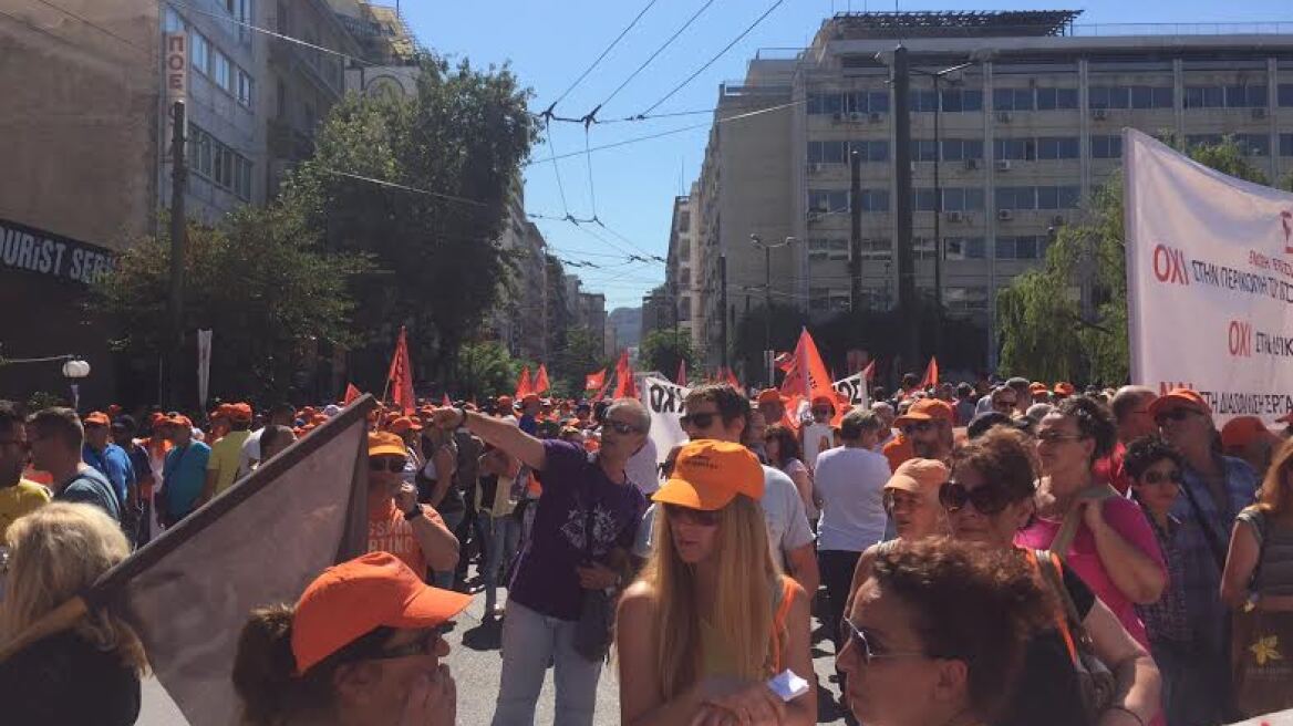 Cleaning workers dump trash in front of Interior Ministry (video)
