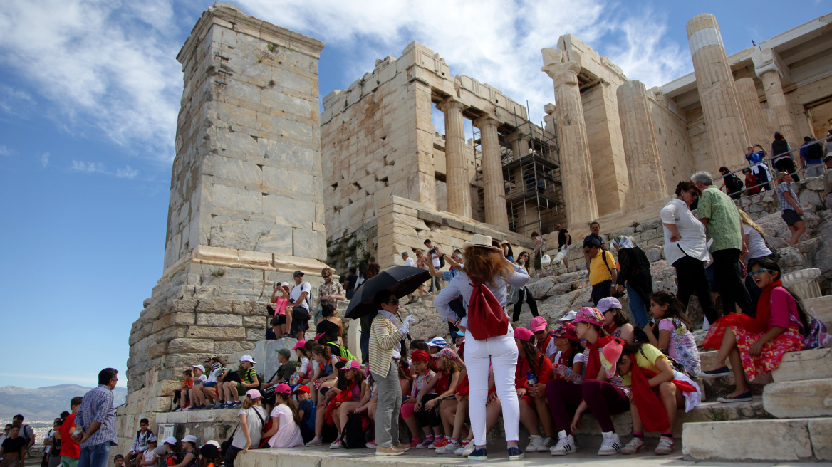 Γάλλοι και Γερμανοί ανέβασαν αφίξεις και εισπράξεις στο 4μηνο για τον τουρισμό