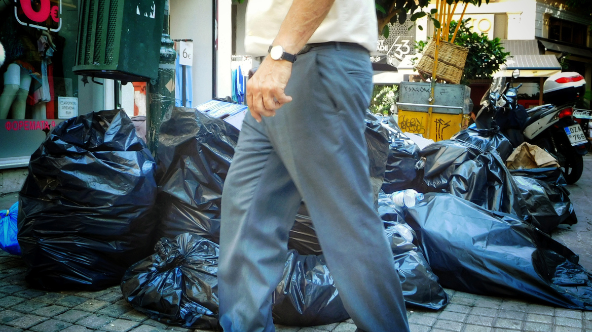 Άφαντα τα απορριμματοφόρα και η... κυβέρνηση