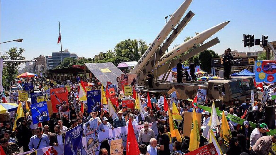 Ανεβαίνει το θερμόμετρο: Καίνε αμερικανικές και ισραηλινές σημαίες στο Ιράν