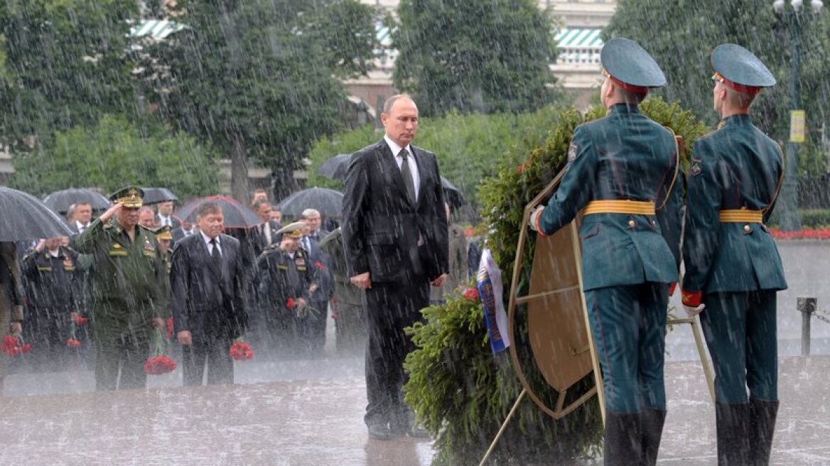 Watch Putin stand in pouring rain to honour WWII dead (video)