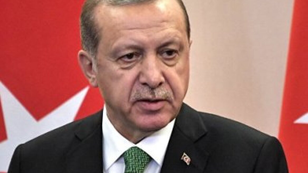  Erdoğan faints during morning prayer in mosque