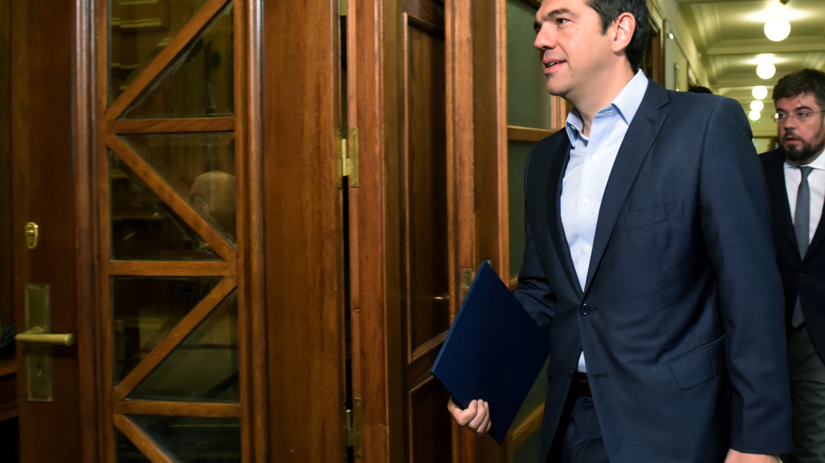 Κυβερνητικά παιχνίδια εντυπώσεων με γκάλοπ και ανοίγματα σε ΠΑΣΟΚ, χωρίς ανταπόκριση   