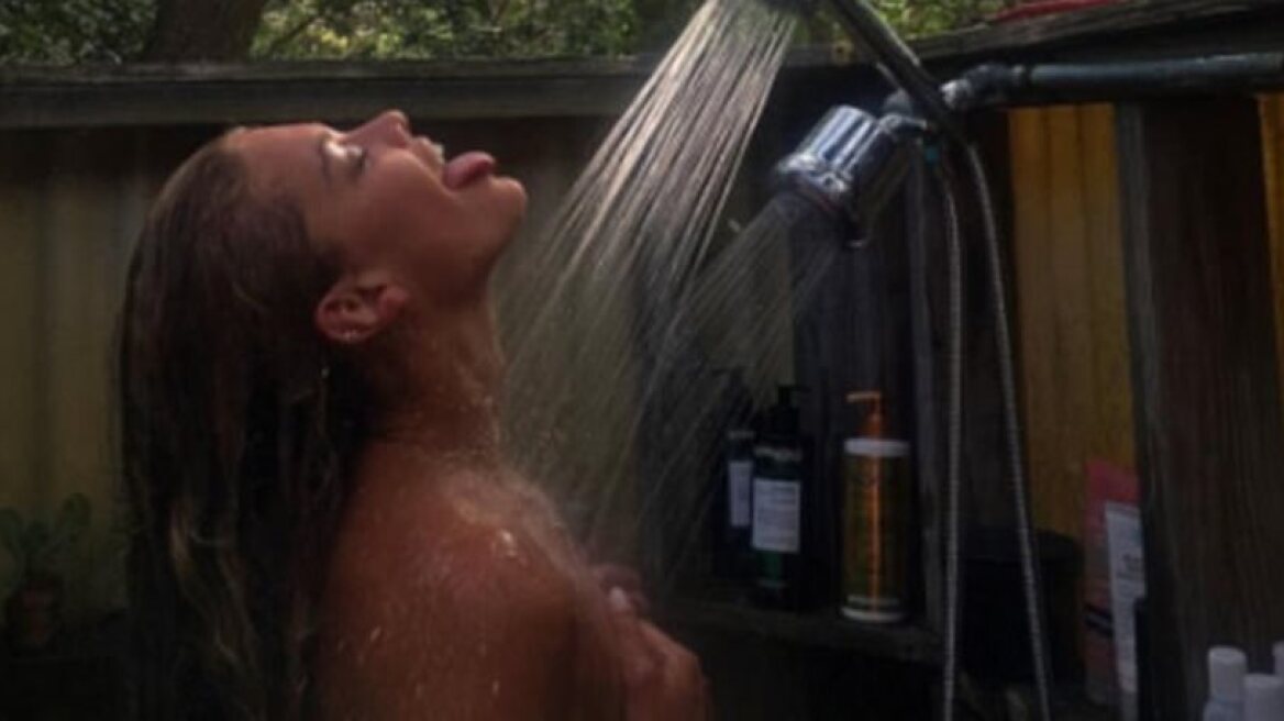 Nina Agdal takes topless outdoor shower (photo)