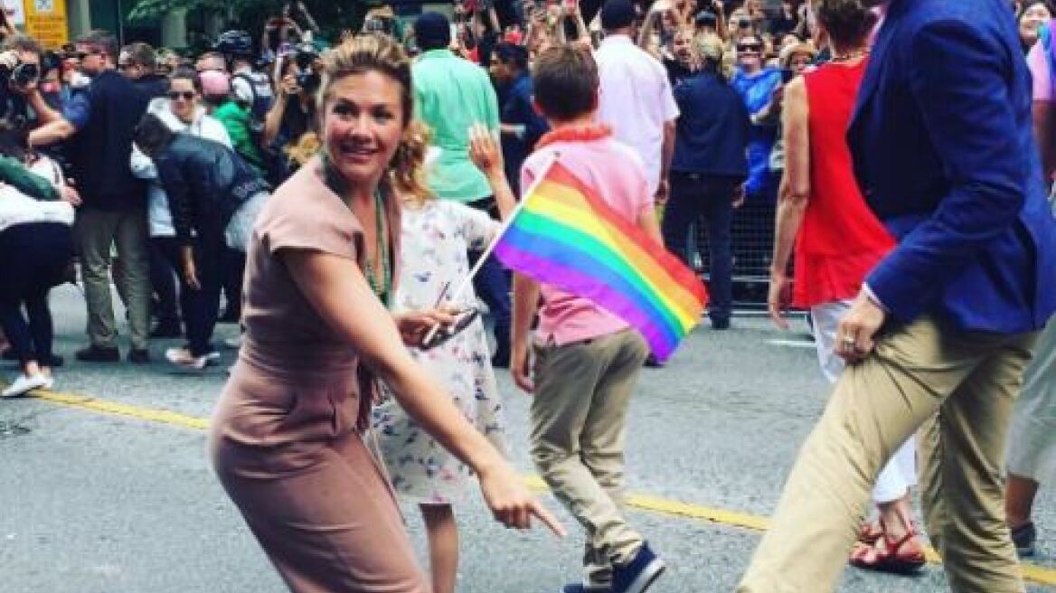 Φωτογραφίες: Ο Τριντό τιμά το Gay Pride και... το Ισλάμ με τις κάλτσες του