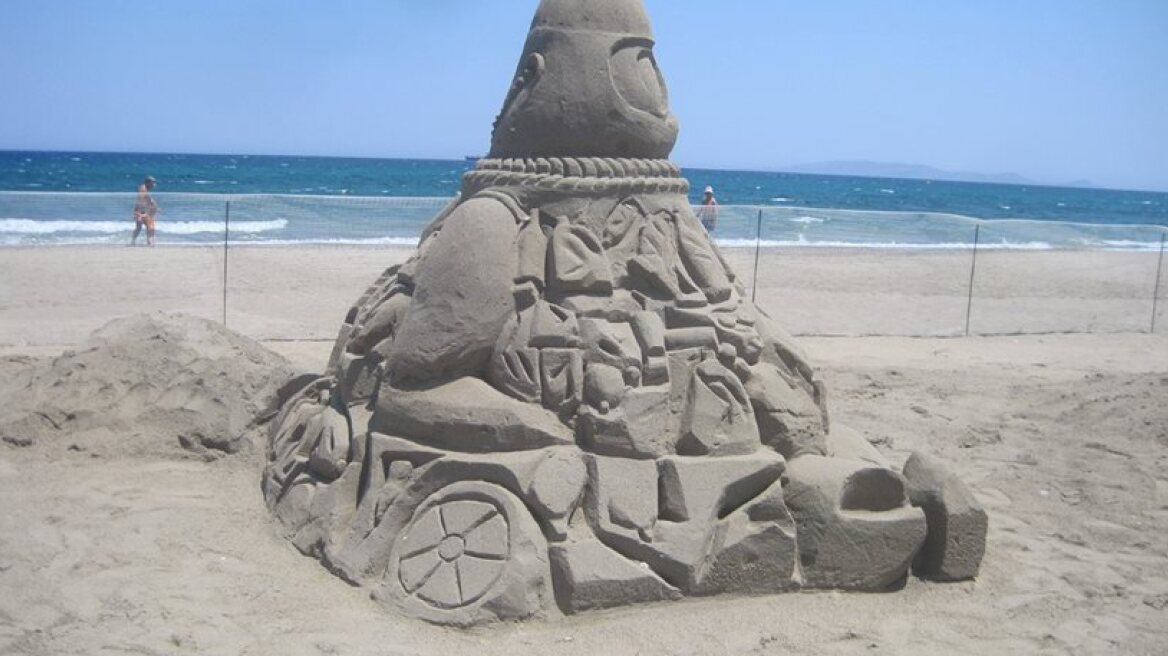 See the incredible sand sculptures in Crete (videos)