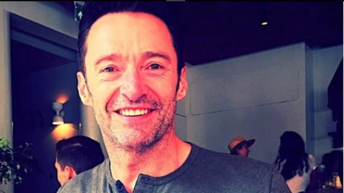 Hugh Jackman writes "Yassou" in photo from Greek holidays (photos)