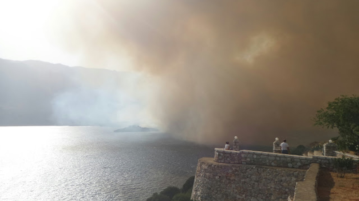 Μάχη με τις φλόγες στον Κότρωνα Λακωνίας - Κόσμος απομακρύνθηκε με ιδιωτικά σκάφη
