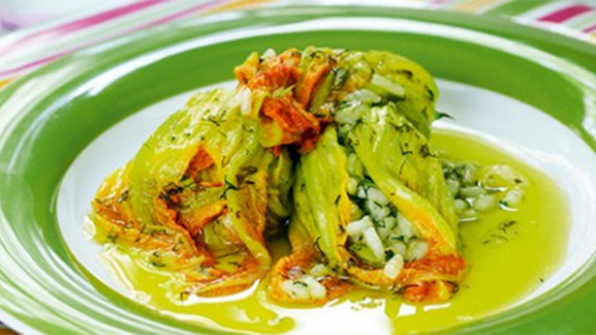 Γεμιστοί κολοκυθοανθοί με δροσερή σάλτσα γιαουρτιού