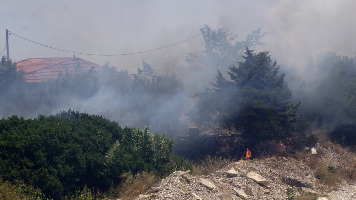 Για τρίτη μέρα στις φλόγες η Ανατολική Μάνη: Δύο φωτιές σε Κοκκάλα και Παρασυρό