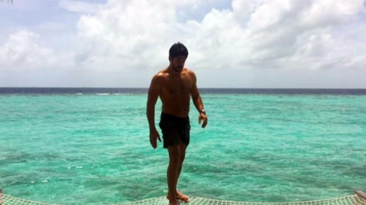 Burak Ozcivit: Ο γόης του Kara Sevda πήγε ταξίδι του μέλιτος και… αναστατώνει