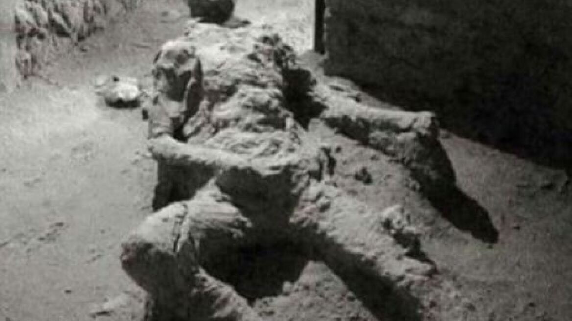 Η αλήθεια πίσω από το viral tweet  του... «αυνανιζόμενου άνδρα της Πομπηίας»