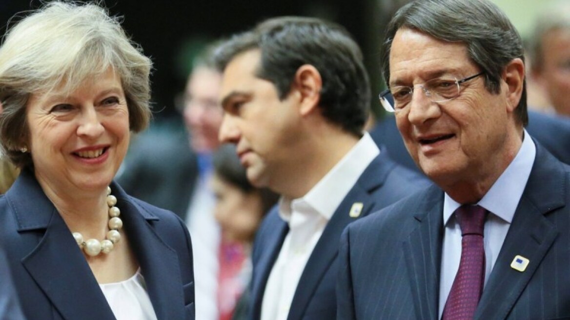 Prime Minister Tsipras talks on the phone with British PM May on Cyprus conference
