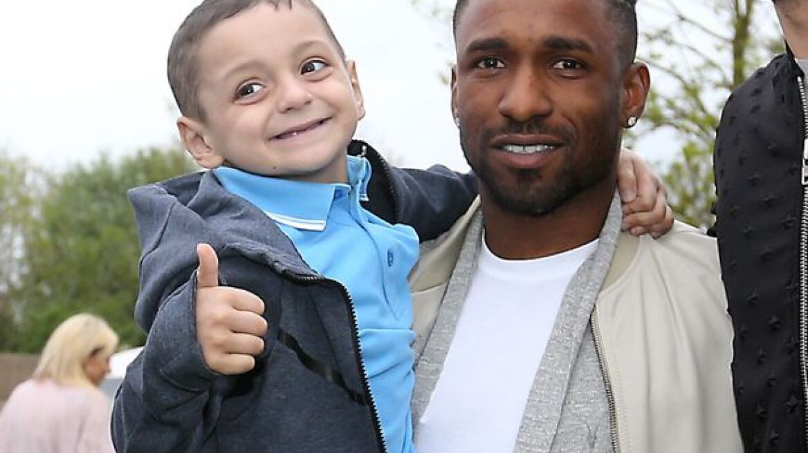 Βίντεο: Τα δάκρυα του Ντεφόε για τον 6χρονο Μπράντλεϊ που αργοσβήνει