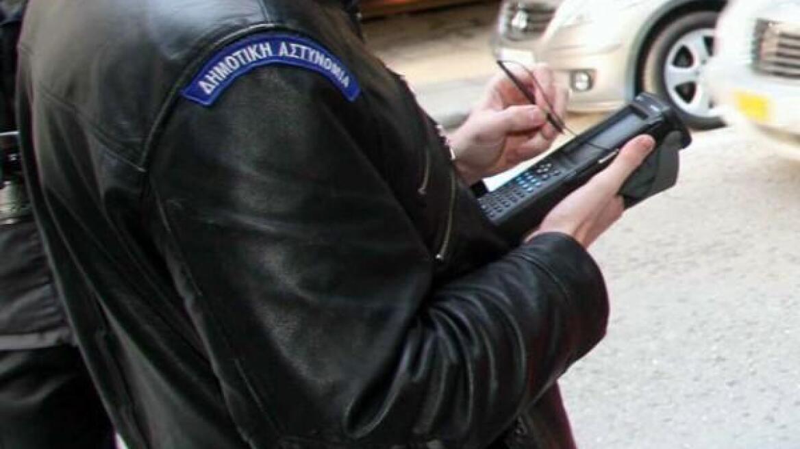 Πρωτοφανής κομπίνα: Ζητούσε χρήματα για να μην αφαιρέσει πινακίδες αυτοκινήτων!