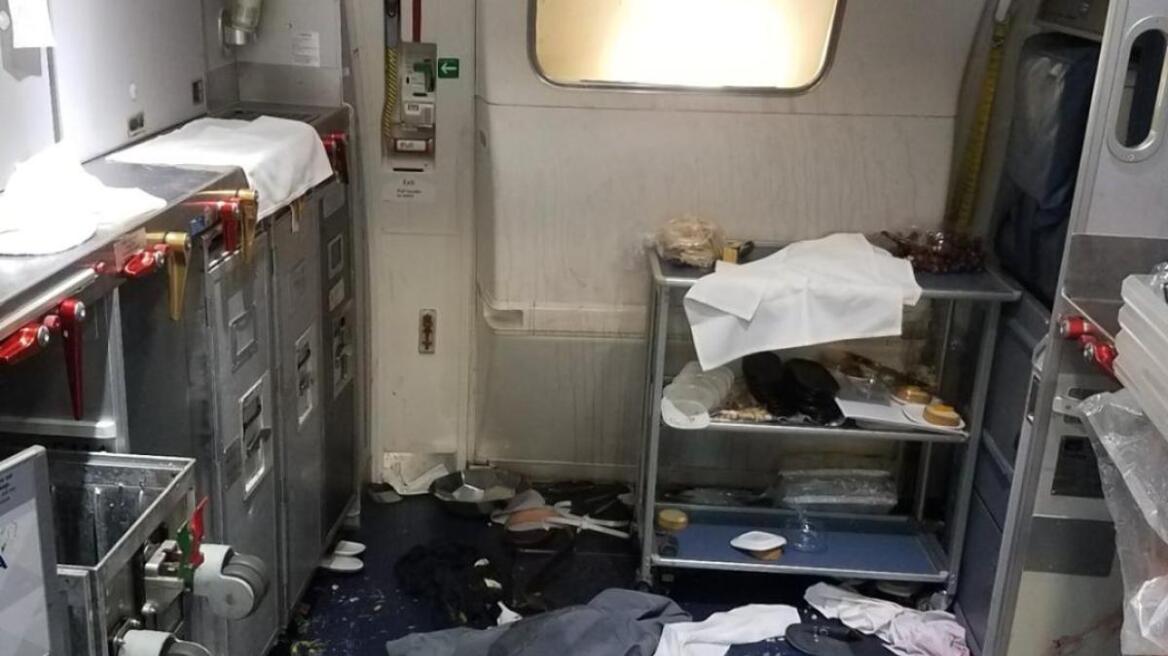 Αεροσυνοδός εξουδετέρωσε ταραξία επιβάτη χτυπώντας τον στο κεφάλι με δύο μπουκάλια κρασί!