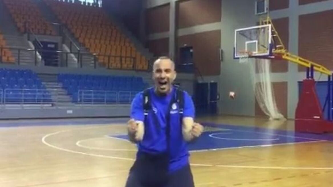 Ο Γιώργος Λιμνιάτης έβαλε τρίποντο με πλάτη στο καλάθι!