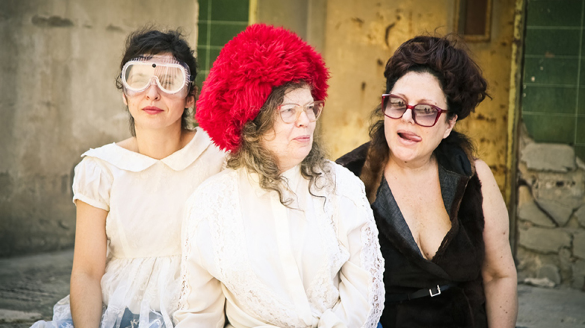 Οι Άγιες Μητέρες με τα γάντια…