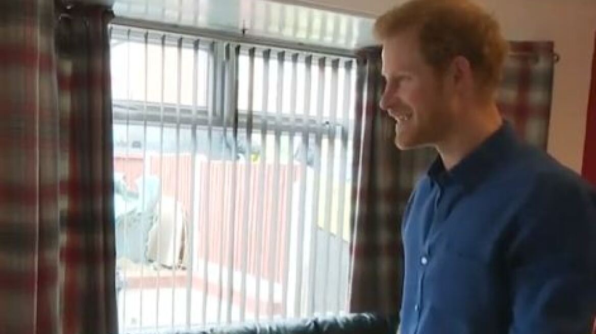 Ο πρίγκιπας Χάρι κοντά σε παιδάκι με σπάνια ασθένεια