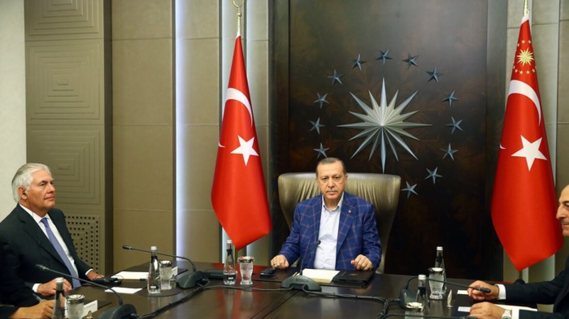 Στην Κωνσταντινούπολη ο Τίλερσον: Εξήρε το θάρρος των Τούρκων στο αποτυχημένο πραξικόπημα